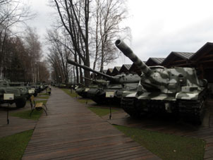 Vehículos blindados, inclusivamente tanques de guerra y rampas autopropulsadas de artillería.