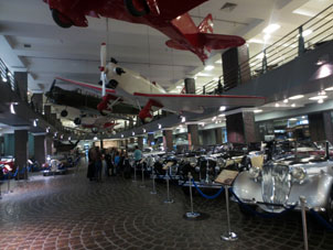 Exposición de muchos coches y aviones antiguos.