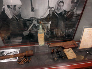 Exposición dedicada a fabricación de mezclas inflamantes.