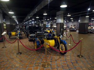 Coche (limusina) gobernamental con escolta de motocicletas.