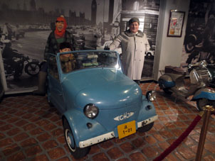 Coche motorizado para inválides SM3 (URSS 1958-1970) con protaginistas de una comedia popular.