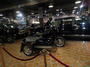 Limusinas soviéticas y motocicletas de escolta.