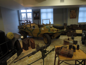 Coche anfibio entre otros mateiales hitlerianos de la época de Segunda Guerra Mundial.