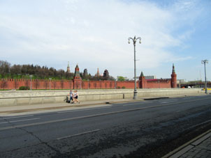 Encontré un parqueo en la otra orilla del río Moscova.