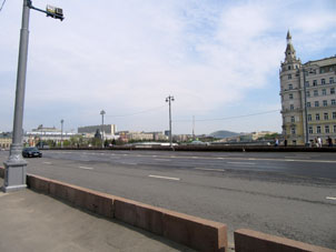 Voy por la puente Grande de Piedra (Bolshoi Kamenny). La cúpula lejos pertenece al parque Zaryadie.