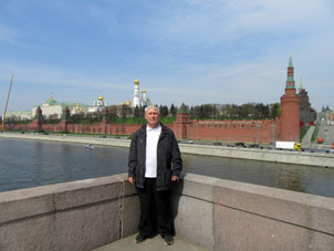 Hice fotografías en el puente a fondo del Kremlin (alcázar) de Moscú.
