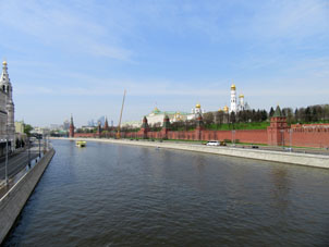 Vista desde el puente al río Moscova, Kremlin, ambas orillas y Centro de Negocios (lejos).