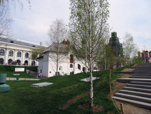 Edificio antiguo de la Embajada Británica está cerca del parque.