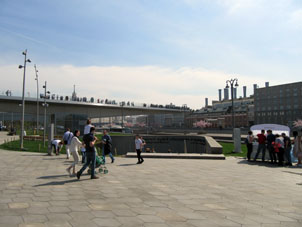 En el sótano, está el museo de Zaryadie (de este lugar antiguo de Moscú).