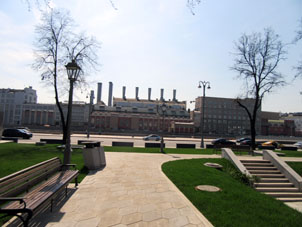 Vista a la otra orilla del río Moscú con la primera Central Termoeléctrica en nuestra ciudad.