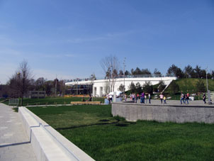 Vista al centro gastronómico con restaurante "Voskhod" ("Salida del Sol").