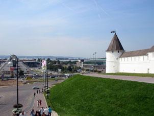 Vista desde terraplén del Kremlin (alcázar) de Kazáñ al río Volga.