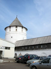 Torre y muralla del Kremlin (alcázar) de Kazáñ.