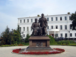Momunento a los arquitectos ruso y tártaro del Kremlin.