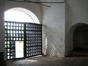 Portón de entranda en el Kremlin (alcázar) de Kazáñ.