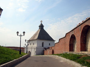 Una torre y murallas del Kremlin (alcázar) de Kazáñ.