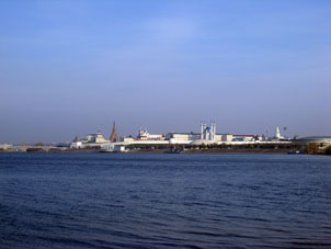 Vista al Kremlin desde la orilla opósita del rió Kazanka (tributario del Volga).