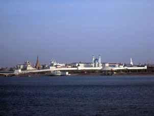 Vista al Kremlin desde la orilla opósita del rió Kazanka (tributario del Volga).