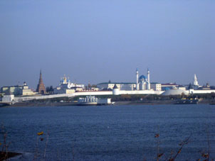 Vista al Kremlin desde la orilla opósita del rió Kazanka (tributario del Volga).