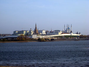 Vemos en el Kremlin de Kazáñ mesquita musulmana y catedral cristiano ortodoxo. También se puede ver el Palacio del Presidente de la República de Tatarstán (color verde claro).
