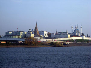 Vemos en el Kremlin de Kazáñ mesquita musulmana y catedral cristiano ortodoxo. También se puede ver el Palacio del Presidente de la República de Tatarstán (color verde claro).