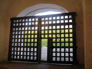 Portón de entranda en el Kremlin (alcázar) de Kazáñ.