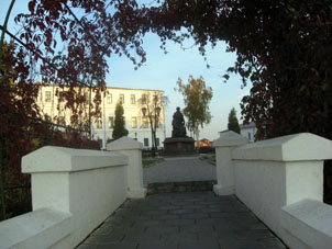 Momunento a los arquitectos ruso y tártaro del Kremlin.
