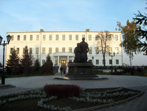 Momunento a los arquitectos ruso y tártaro del Kremlin (alcázar) de Kazáñ.