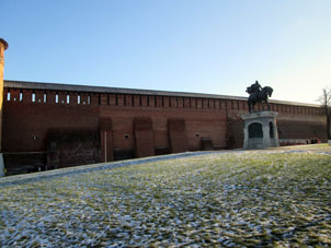 Monumento al príncipe Dmitri Donskoy ante la muralla del Kremlin de Kolomna.