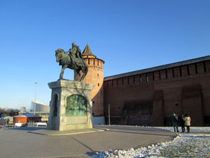 Monumento al príncipe Dmitri Donskoy ante la muralla del Kremlin de Kolomna.