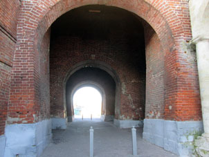Paso a través de la torre para salir del kremlin. (Portón Pyátnitskaya)