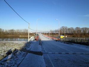 Puente a través del río Moscú (Moscova) cerca del kremlin de Kolomna.