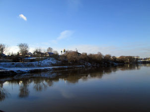 Vista hacia el kremlin (a sus restos) desde el puente a través del río Moscú (Moscova).