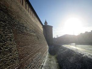 Foso, muralla surella y torre Granovitaya del Kremlin (alcázar) de Kolomna.