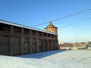 La muralla sureña y Torre Marinkina por dentro del Kremlin (alcázar) de Kolomna.