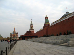 Muralla de Kremlin cerca de Mausoleo de V.I. Lenin donde hay tumbas de l&iacute;deres del Estado Sovi&eacute;tico y PCUS.