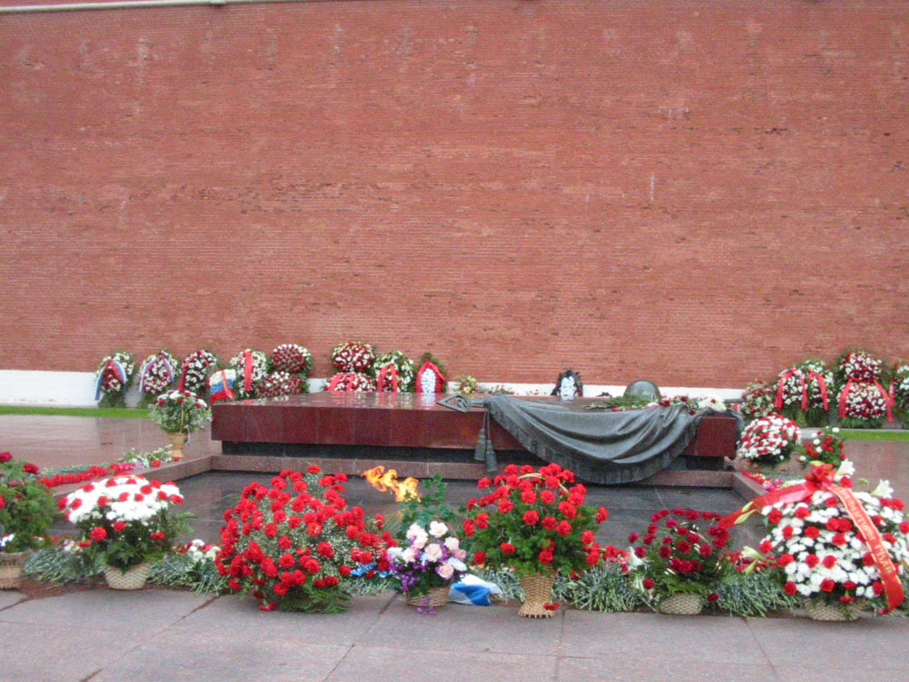 Tumba del Soldado Desconocido en el Jardín de Alejandro frente de la muralla del Kremlin es el monumento más importante de los fallecidos en la Segunda Guerra Mundial.