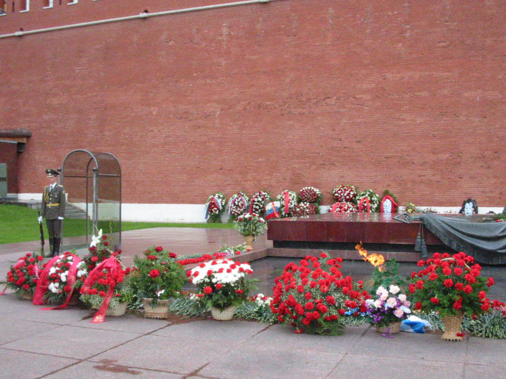 Tumba del Soldado Desconocido en el Jardín de Alejandro frente de la muralla del Kremlin es el monumento más importante de los fallecidos en la Segunda Guerra Mundial.