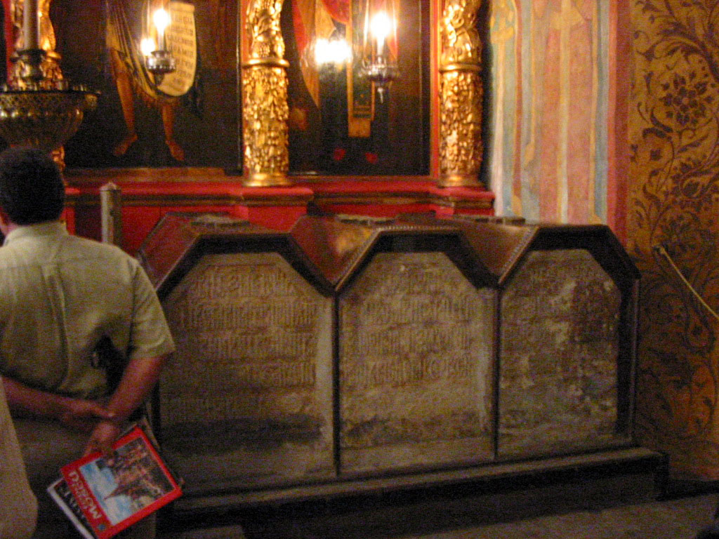 Tumbas de príncipes grandes están ubicadas cerca del altar y detrás del altar hay tumba del Iván IV el Terrible, primer rey (zar de toda Rusia).