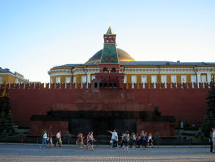 Mausoleo de V.I. Lenin, tumba de I.V. Stalin y otros l&iacute;deres de PCUS ante de la mullalla del Kremlin y Palacio del Presidente de Rusia detr&aacute;s.