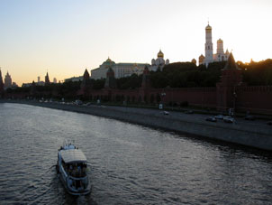 El Kremlin est&aacute; en el banco izquierdo del r&iacute;o Mosc&uacute;. 
