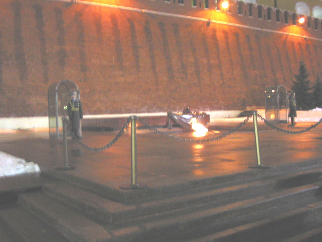 Guardia de honor en la Tumba del Soldado Desconocido está siempre, inclusive por la noche.