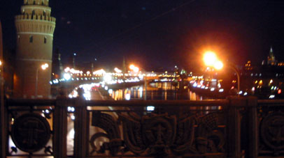 R&iacute;o Mosc&uacute; cerca del Kremlin por la noche (vista desde furgoneta que iba por el puente Bolshoi K&aacute;menny)