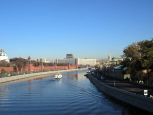 R&iacute;o Mosc&uacute;: Kremlin y hotel Rusia (actualmente destruido para construir nuevo, m&aacute;s lujo).
