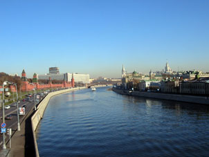 R&iacute;o Mosc&uacute;: Kremlin y hotel Rusia (actualmente destruido para construir nuevo, m&aacute;s lujo).