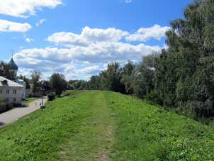 Vista desde terraplén del Kremlin (alcázar) de Pereslavl' Zalesski.