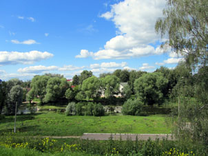 Vista al río Trúbezh desde el terraplén del kremlin de Pereslavl' Zalesski.