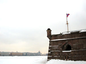 Fortaleza desde su orilla del río Nevá.
