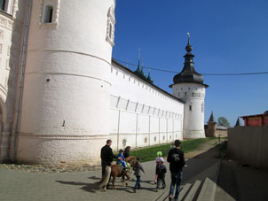 Muralla del kremlin (alcázar) de Rostov el Grande muestra que es una fortaleza verdadera.