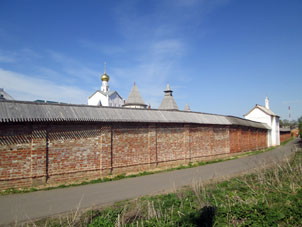 Muralla kremlina sureña que valladea el jardín de metropolita.
